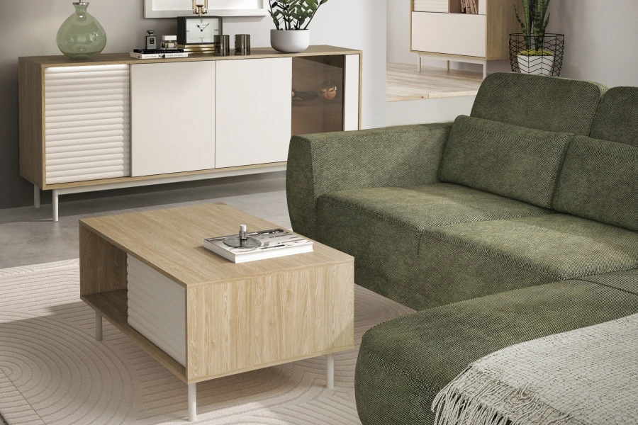 Moderner Couchtisch in Eiche neben einem grünen Sofa im Wohnzimmer.