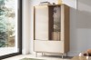 Modernes Highboard in Eiche & Beige mit Lamellentür und Glasvitrine für das Wohnzimmer.