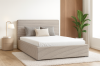 Modernes Polsterbett in beigem Cord-Design in einem hellen, gemütlich eingerichteten Schlafzimmer.