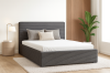 Modernes Polsterbett in Anthrazit mit gerippter Stoffstruktur in hellem Schlafzimmer Ambiente.