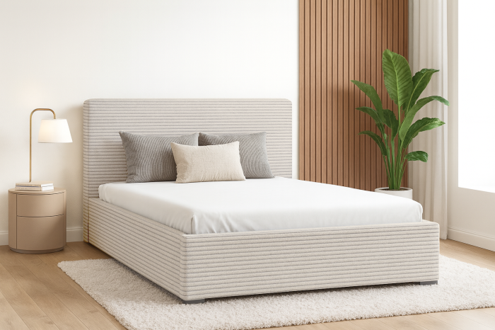 Beiges Polsterbett mit horizontaler Steppung und eleganter Schlafzimmer-Deko.