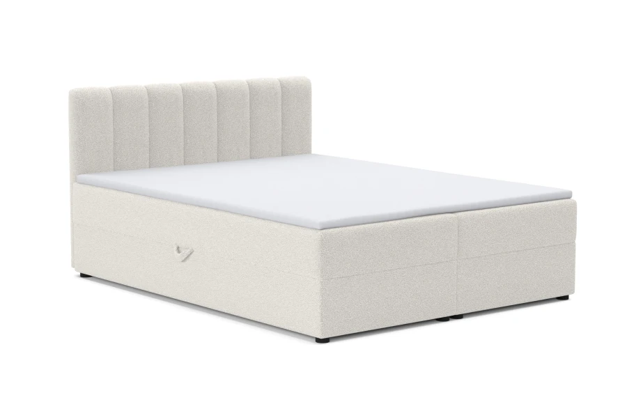 Cremefarbenes Boxspringbett mit Bouclé-Stoff und vertikal gestepptem Kopfteil auf weißem Hintergrund.
