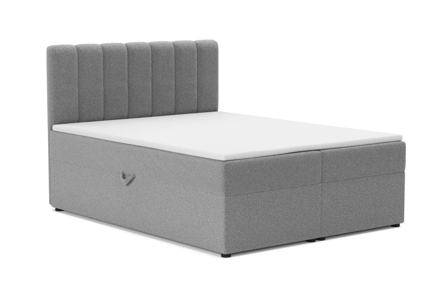 Elegant boxspringbed in grijs met verticaal gecapitonneerd hoofdbord en witte matras.