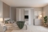 Schlafzimmer Einrichtung mit Holzlamellen-Wand, großem Kleiderschrank und weißem Teppich.