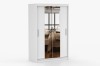Weißer Schwebetürenschrank mit großen Spiegeltüren in minimalistischem Design.