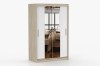 Kleiderschrank in Holzoptik mit weißen Schwebetüren und Spiegeln, Seitenansicht.