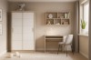 Modernes Jugendzimmer mit Kleiderschrank, Schreibtisch und Wandregal in Eiche-Dekor und Weiß.
