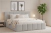 Hellgraues Design-Bett im modernen Schlafzimmer mit minimalistischer Dekoration.