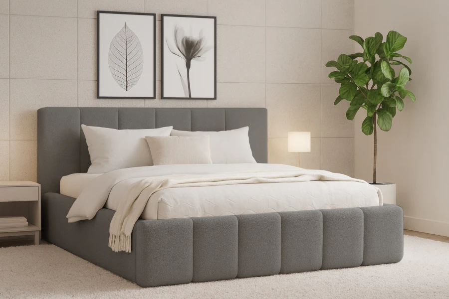 Graues Polsterbett in modern eingerichtetem Schlafzimmer mit Deko.