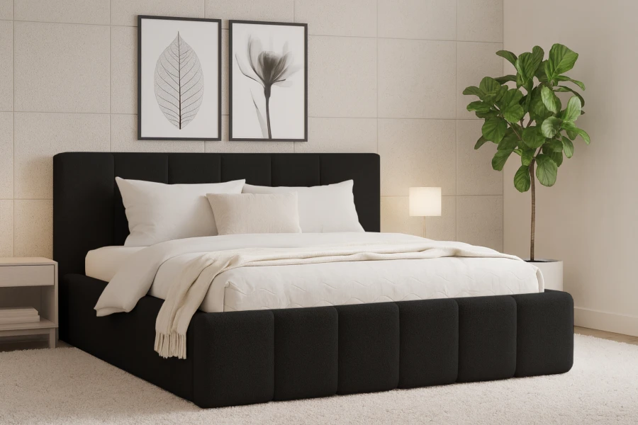 Schwarzes Polsterbett Megan in modernem Schlafzimmer mit weißer Bettwäsche und Zimmerpflanze.