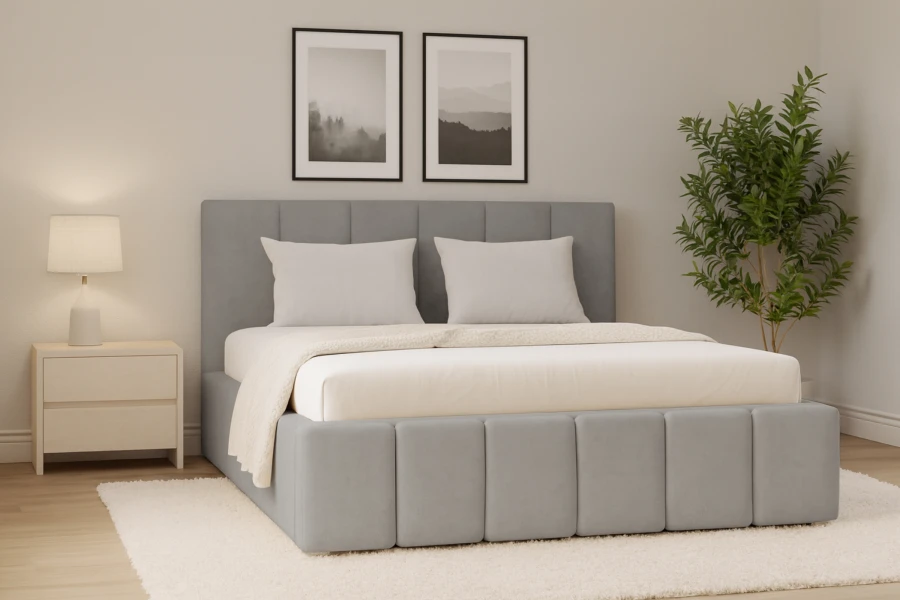 Gemütliches Schlafzimmer mit grauem Polsterbett, Nachttisch und Dekoration.