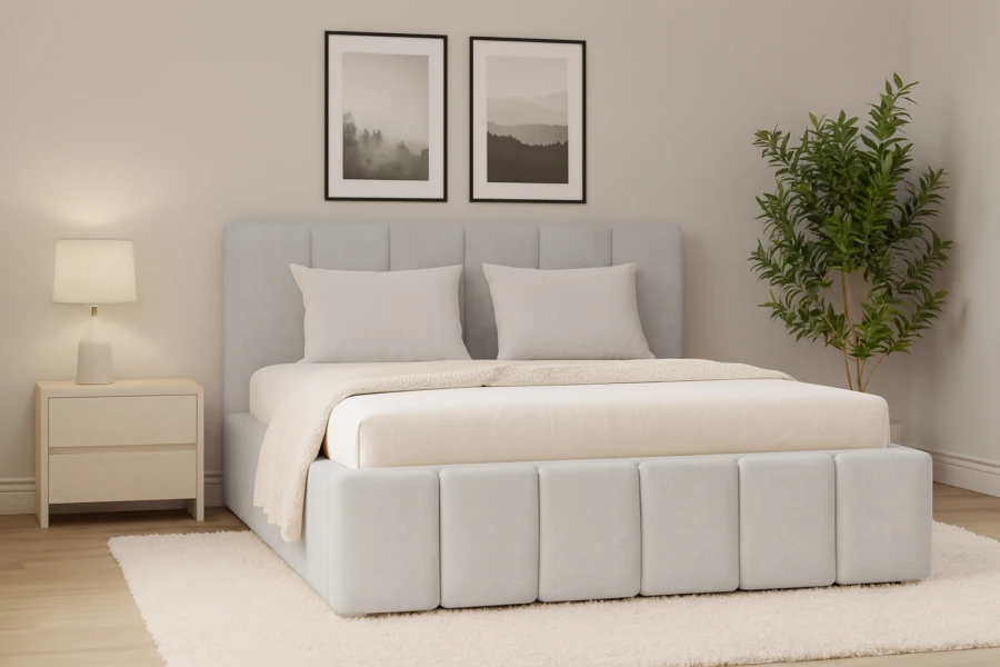 Eingerichtetes Schlafzimmer mit hellgrauem Designbett, Nachttisch und moderner Wanddeko.