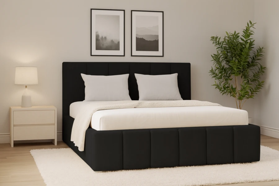 Stilvolles Schlafzimmer mit schwarzem Polsterbett, grüner Pflanze und zwei Bildern an der Wand.