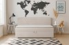 Moderne kinderkamer met beige functioneel bed en wereldkaart aan de muur.