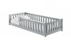 Graues Massivholz-Kinderbett mit integriertem Rausfallschutz und Kissen.