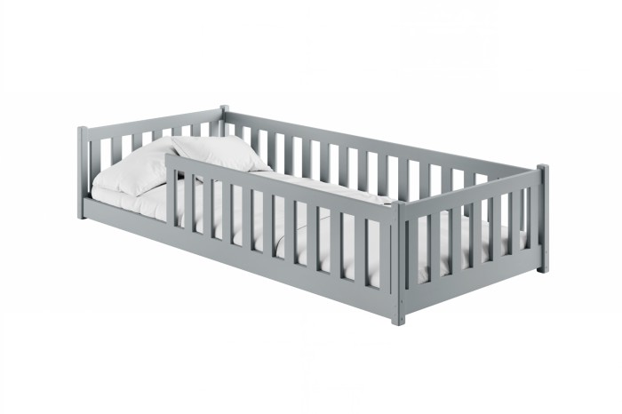 Graues Massivholz-Kinderbett mit integriertem Rausfallschutz und Kissen.