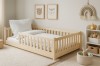 Eingerichtetes Kinderzimmer mit Holzbett, Teppich, Kuscheltieren und Wandbildern.