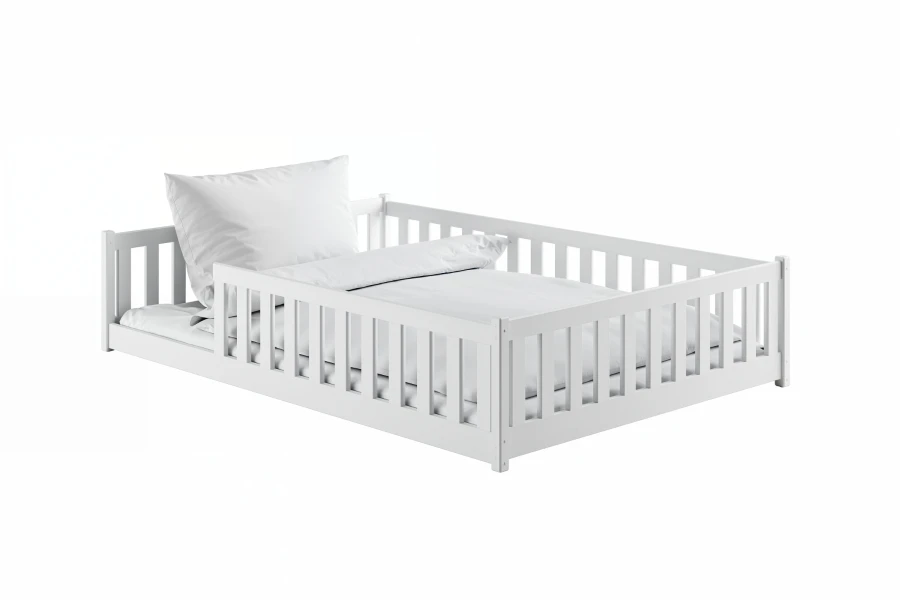 Weißes Kinder-Bodenbett aus Holz mit Rausfallschutz, minimalistisches Design auf weißem Hintergrund.