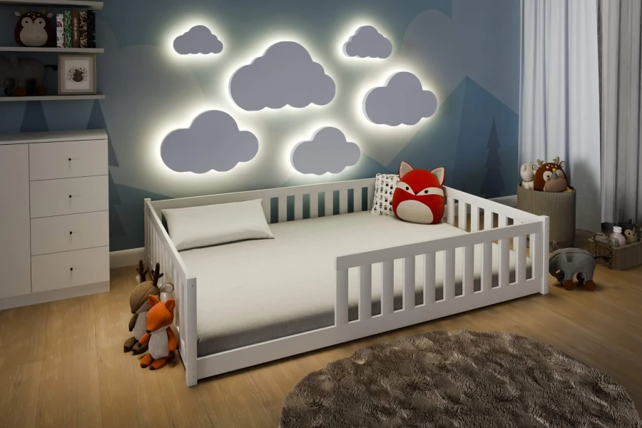 Gemütliches Kinderzimmer mit beleuchteten Wolken-Lampen über einem weißen Kinderbett