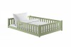 Modernes Kinderbodenbett aus Holz in Salbeigrün mit Rausfallschutz und weißer Bettwäsche.