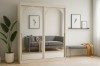 Eleganter beiger Schwebetürenschrank mit zwei großen Bogenspiegeln im hellen Wohnzimmer.