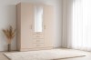 Moderne driedeurs kledingkast in beige met spiegel in de slaapkamer met licht tapijt & gordijn.