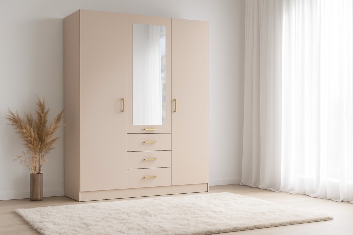 Moderner Dreitüriger Kleiderschrank in Beige mit Spiegel im Schlafzimmer mit hellem Teppich & Vorhang.
