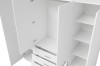 Detailansicht Kleiderschrank innen: weiße Regalfächer und geöffnete Schubladen.