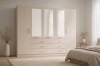 Schlichter beiger Kleiderschrank mit Spiegeln in einem modern dekorierten Schlafzimmer.