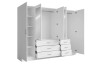 Offener weißer Schlafzimmerschrank zeigt Innenaufteilung mit Fächern und Kleiderstangen.