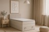 Modernes beiges Boxspringbett mit Bettkasten in gemütlichem Schlafzimmer im Skandi-Stil.