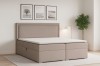 Stilvoll eingerichtetes Schlafzimmer mit dem beigen Boxspringbett John II als Mittelpunkt.