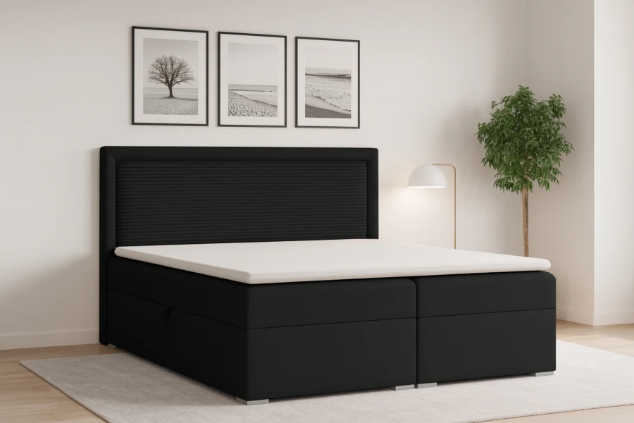Boxspringbett John II Schwarz im Schlafzimmer mit Dekoration.