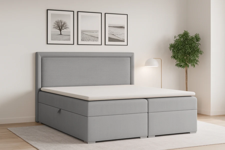 Modernes Boxspringbett in Hellgrau im minimalistischen Schlafzimmer mit Dekoration.