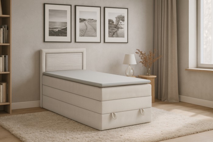 Modernes Boxspringbett Nora in Beige im stilvoll eingerichteten Schlafzimmer mit Teppich.