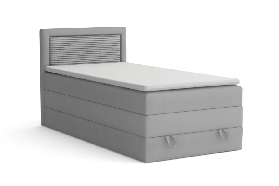Grijs eenpersoons boxspringbed met gecapitonneerd hoofdbord op een witte achtergrond.