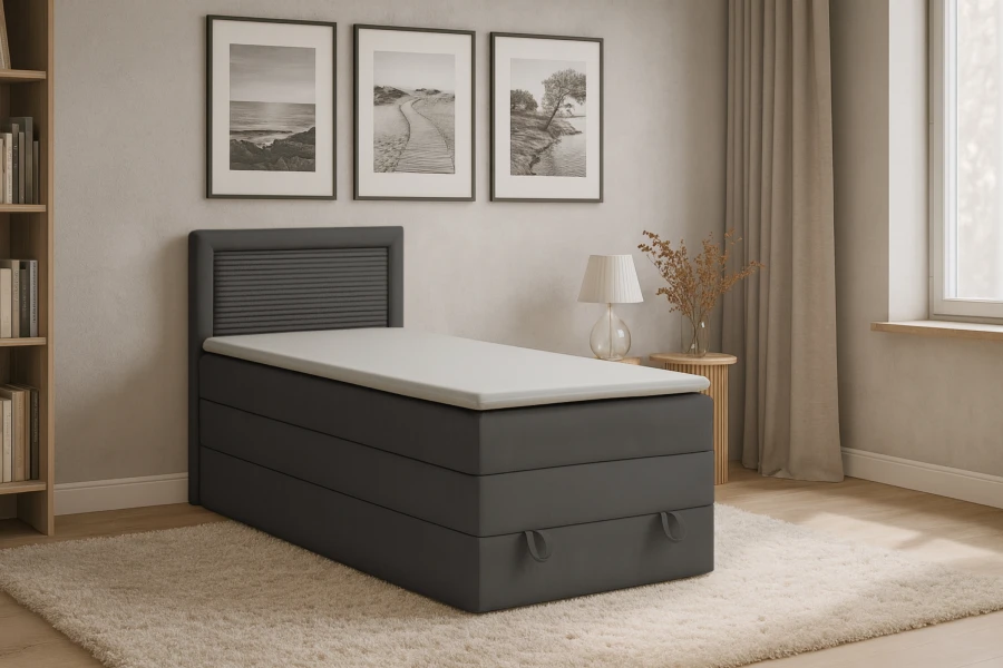 Stilvolles graues Boxspringbett in gemütlichem Schlafzimmer-Ambiente mit Deko.