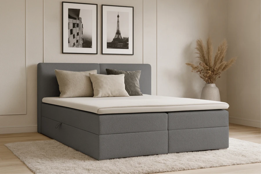 Graues Boxspringbett in modernem Schlafzimmer mit dekorativen Kissen.