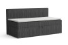 Grijze gestoffeerde bank met cord-bekleding en wit zitkussen.