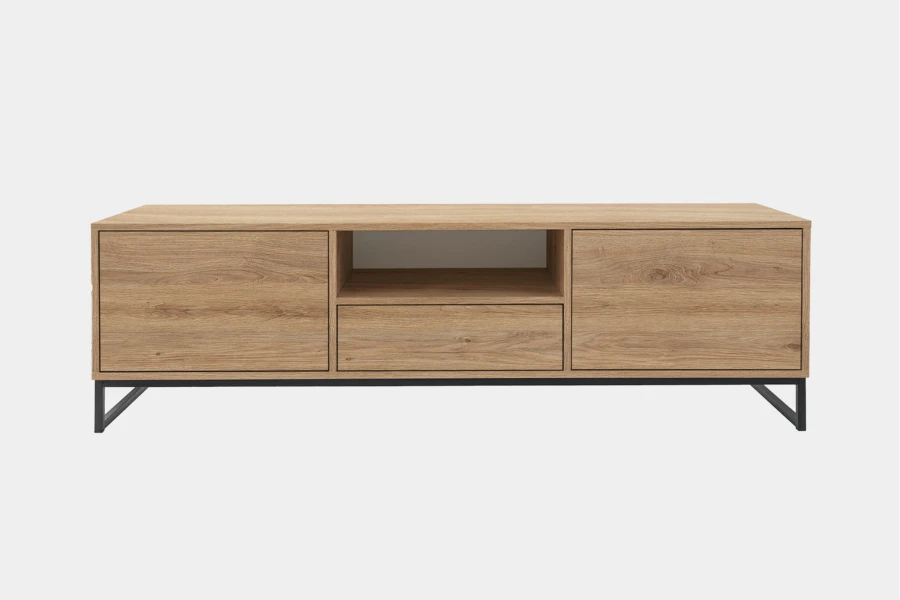 TV-Lowboard in Eichenoptik mit schwarzen Metallbeinen und zwei Schranktüren.