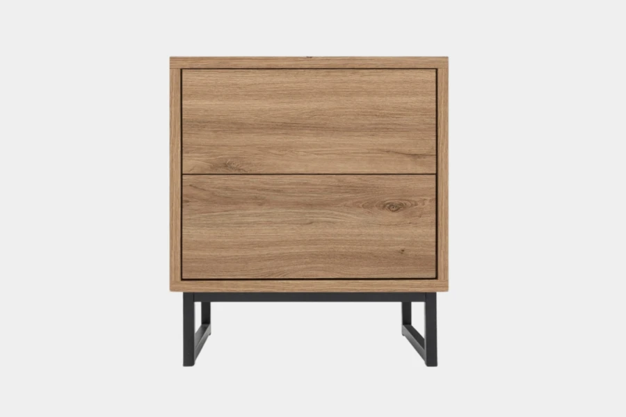 Nachttisch aus Holzdekor Eiche mit zwei Schubfächern und schwarzen Metallfüßen.