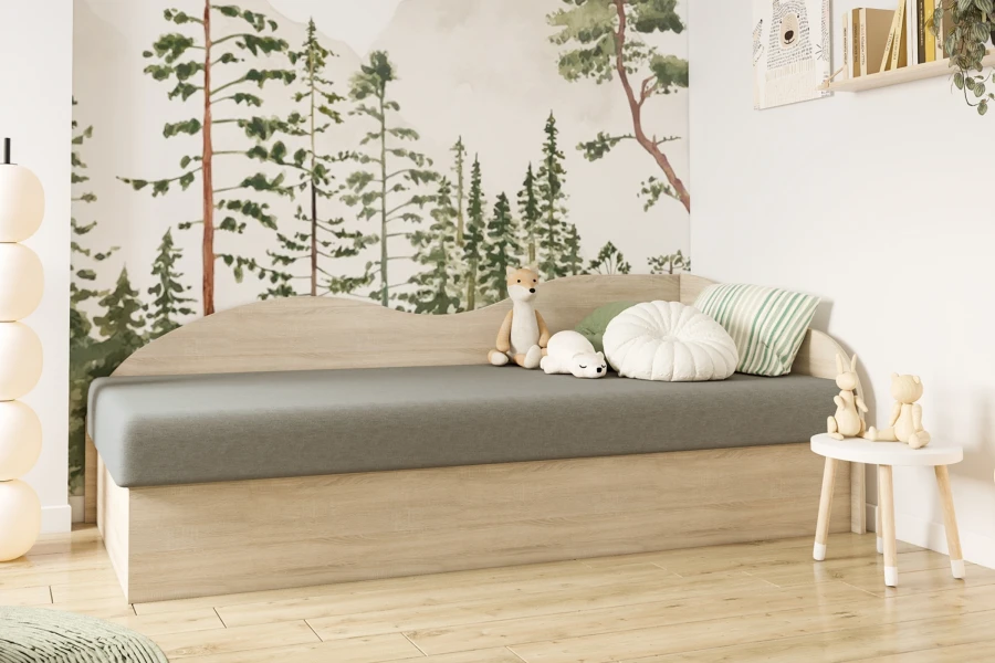 Kinderbett aus Holz mit Wald-Motivtapete und Kuscheltieren im hellen Kinderzimmer.