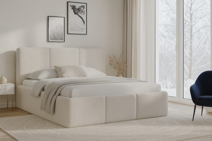 Modernes beiges Polsterbett im hellen Schlafzimmer mit minimalistischer Dekoration.