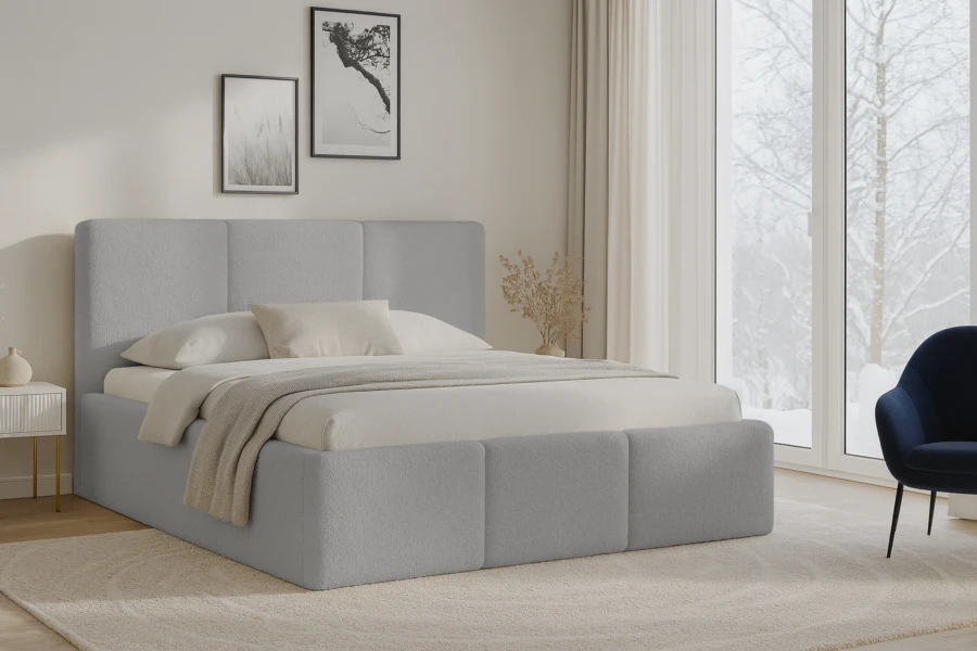 Modernes hellgraues Polsterbett mit Bouclé-Bezug in hellem Schlafzimmer-Ambiente.