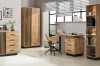 Büroausstattung aus Holz: Schreibtisch mit Schubladen, Sideboard und hohes Standregal im modernen Design.