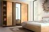 Großer Schwebetürenschrank in Eiche mit Spiegel und Lamellen-Design im hellen Schlafzimmer.