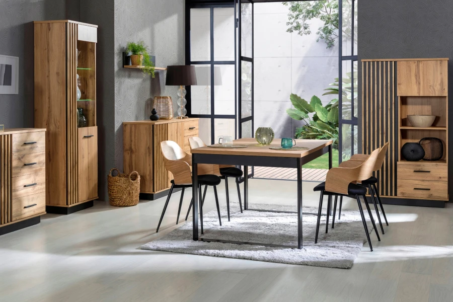 Modernes Esszimmer-Set mit Holztisch, bequemen Stühlen und passenden Sideboards in Eichen-Optik.