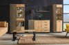 Elegantes Wohnzimmer Set mit Sideboard, Vitrinenschränken und Couchtisch vor dunkler Marmorwand.
