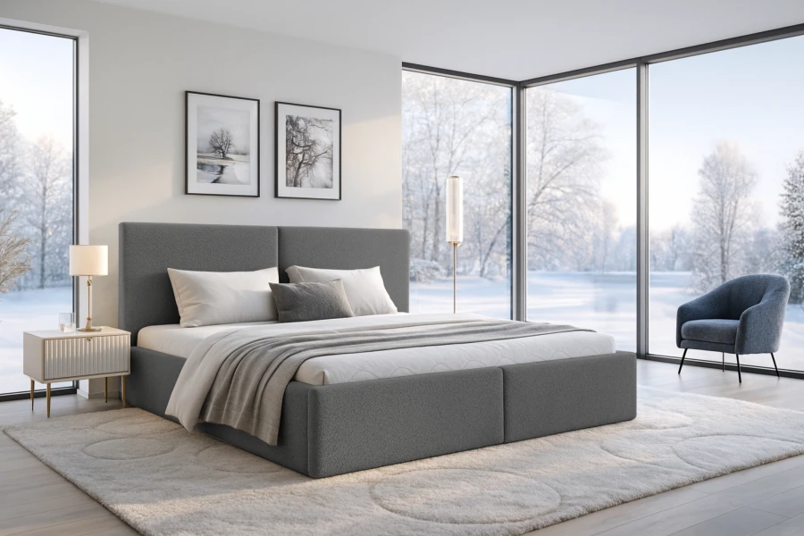 Anthrazitfarbenes Doppelbett in hellem Schlafzimmer mit großen Fenstern und Blick auf Winterlandschaft.