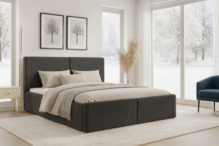 Dunkelgraues Polsterbett im modern eingerichteten Schlafzimmer mit Winterausblick.